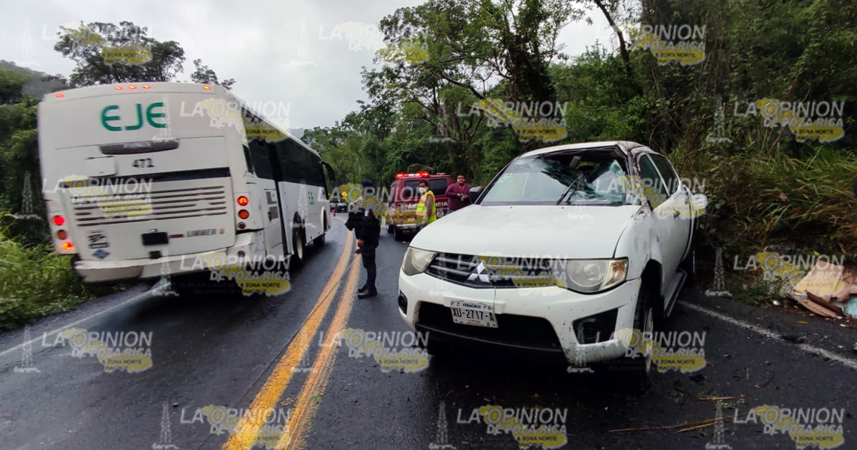 Camioneta vuelca y deja dos lesionados