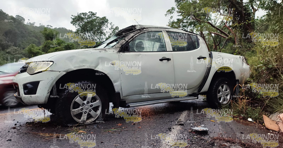 Camioneta vuelca y deja dos lesionados