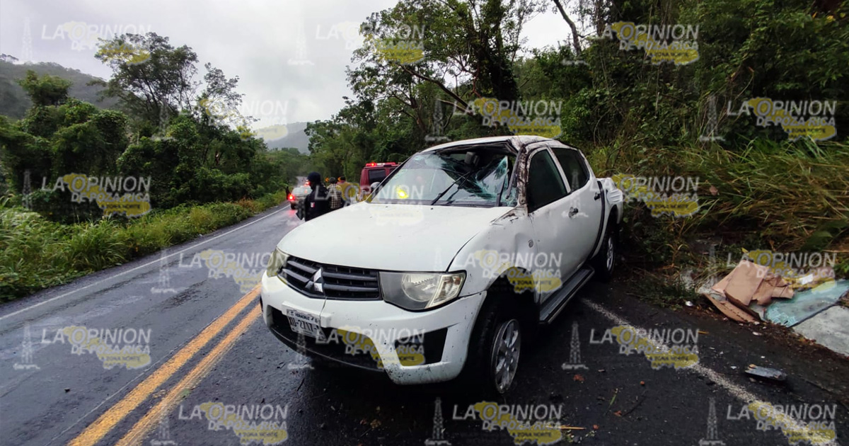 Camioneta vuelca y deja dos lesionados