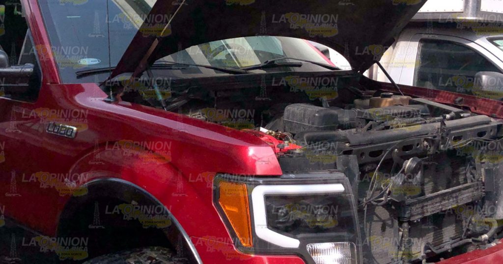 Se incendia camioneta en pleno centro de Poza Rica