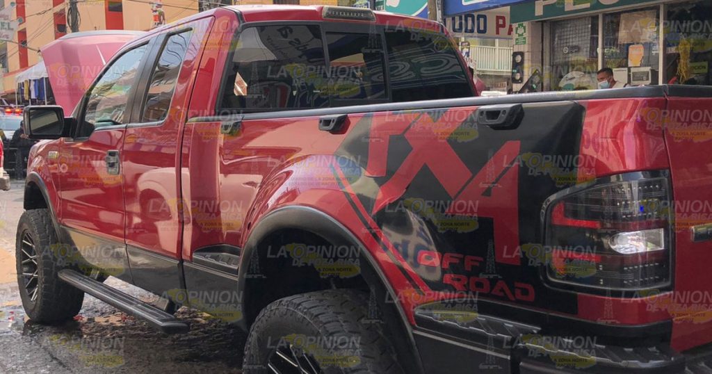 Se incendia camioneta en pleno centro de Poza Rica