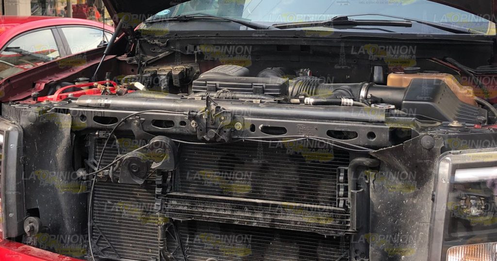 Se incendia camioneta en pleno centro de Poza Rica