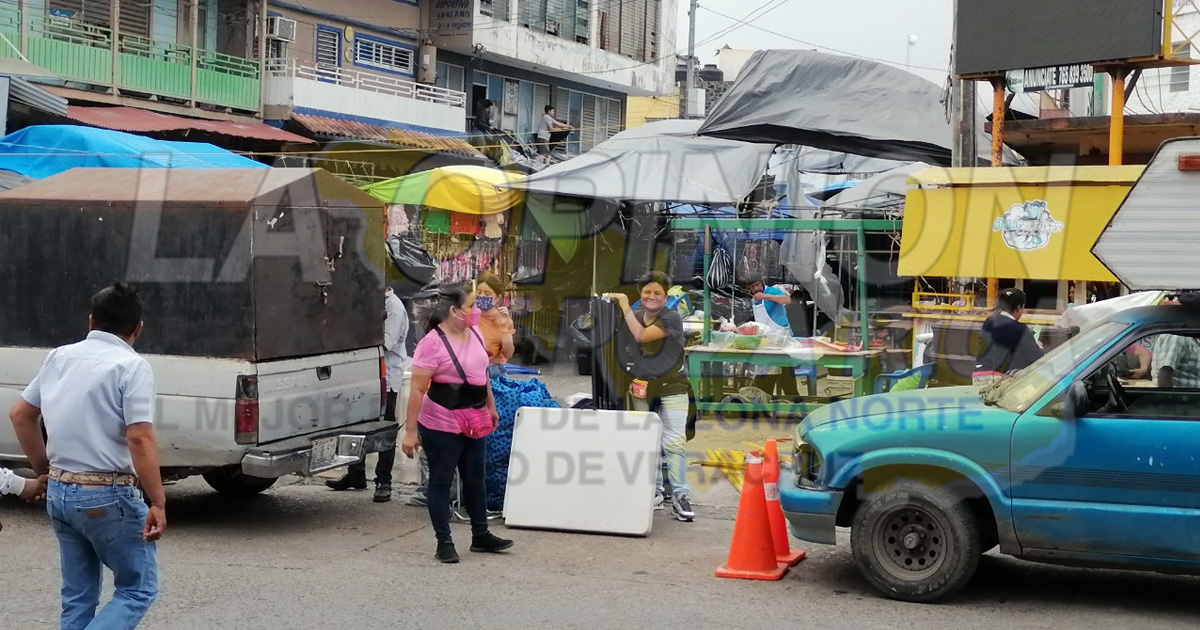 Caos y estragos en el tianguis provoca el ventarrón