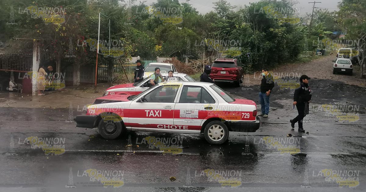 Choque de taxi contra particular deja dos lesionados Choque de taxi contra particular deja dos lesionados