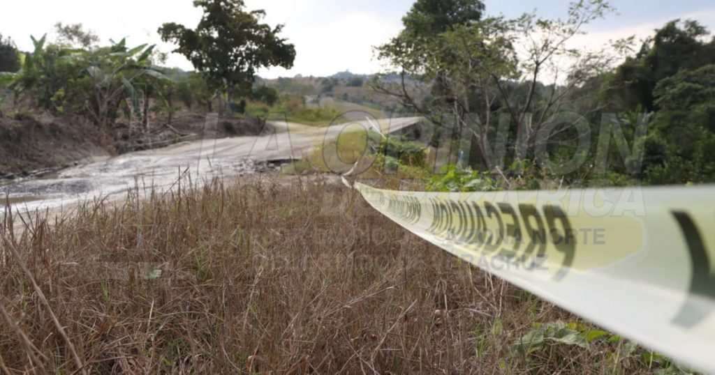 Deslave en acceso a La Meza