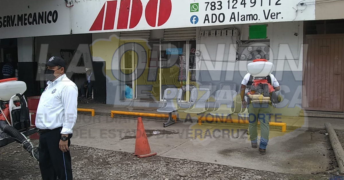 Desinfectan transportes y terminales en contra de la Covid-19