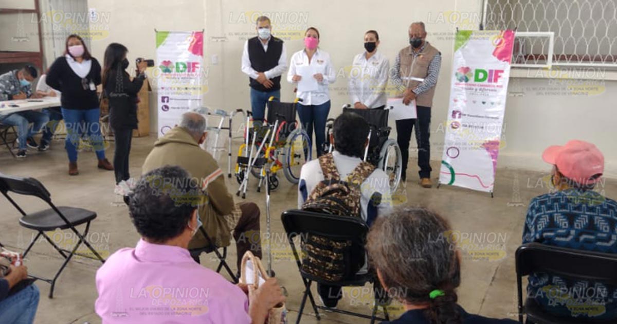 Directora del DIF de V. Carranza entrega aparatos funcionales