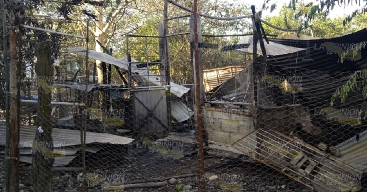 Dos incontrolables incendios arrasan una vivienda y una bodega en Álamo