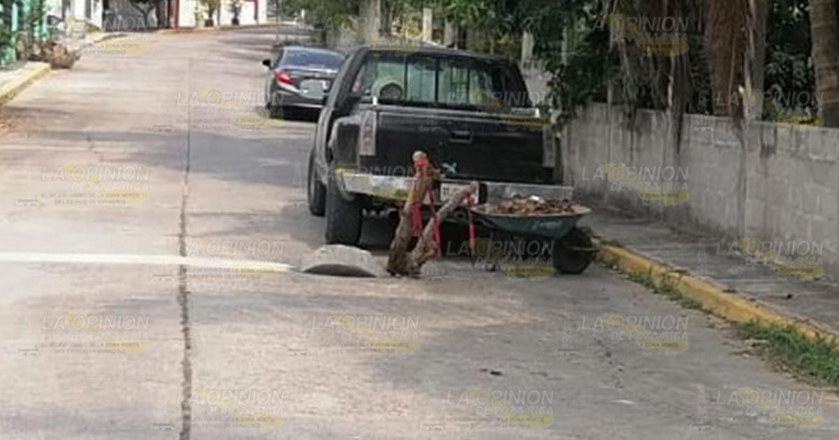Drenaje en mal estado podría ocasionar un accidente en Cazones, acusan vecinos Drenaje en mal estado podría ocasionar un accidente en Cazones, acusan vecinos