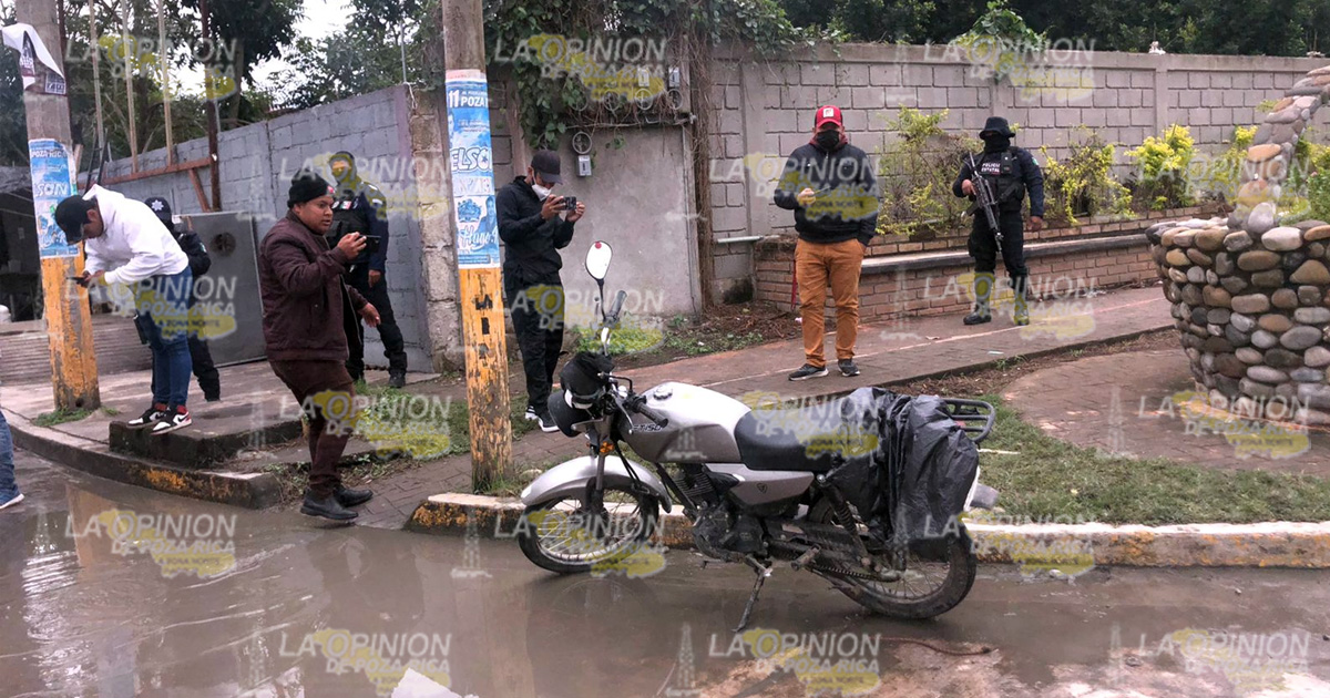Ebrio motociclista se ensartó en auto