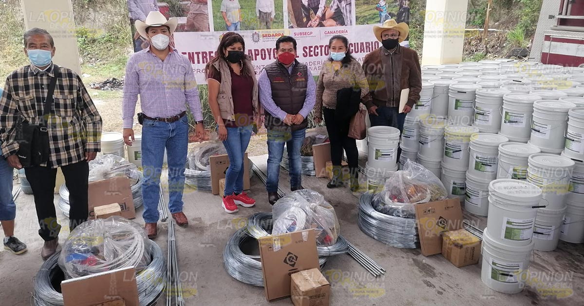 Entregan apoyos al sector pecuario