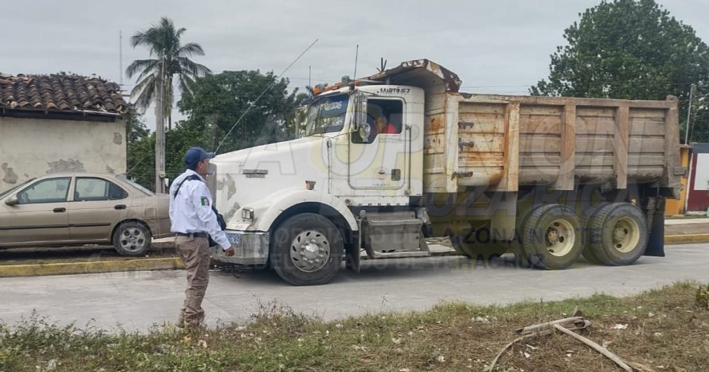 Frenan destrucción de calles que causaban camiones materialistas