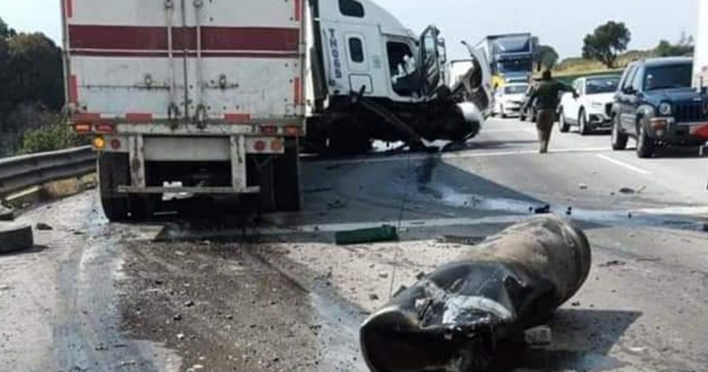 Tráiler sin frenos deja a dos heridos