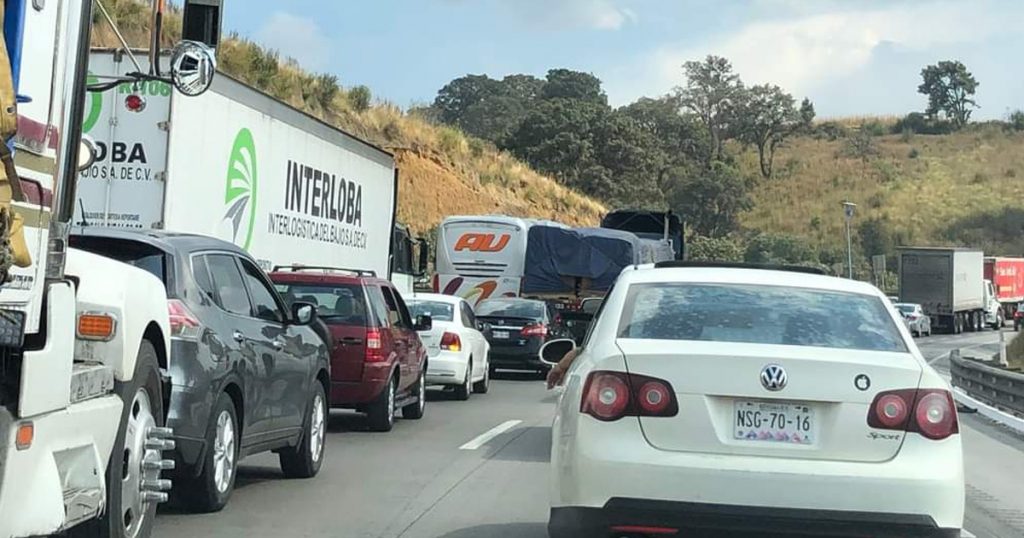 Tráiler sin frenos deja a dos heridos