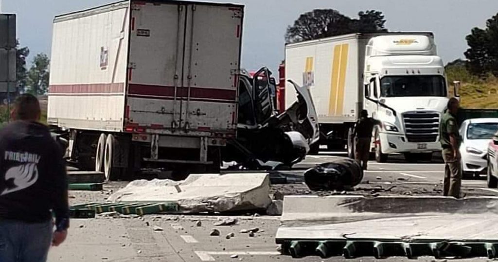 Tráiler sin frenos deja a dos heridos