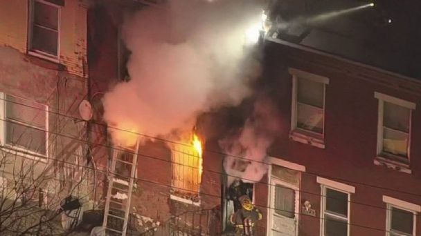 Incendio en edificio residencial en Filadelfia deja al menos 13 muertos