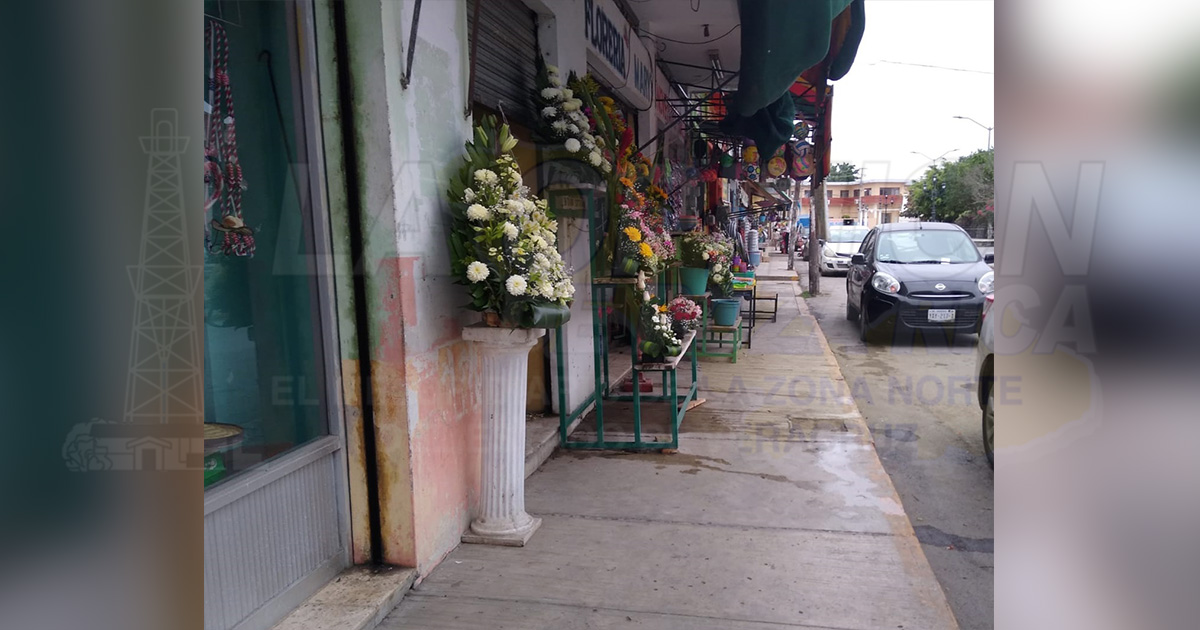 ¡Invaden las banquetas de mercancía!