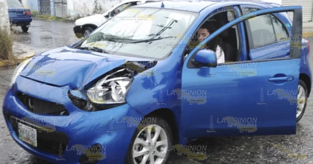 Joven se impacta en una camioneta