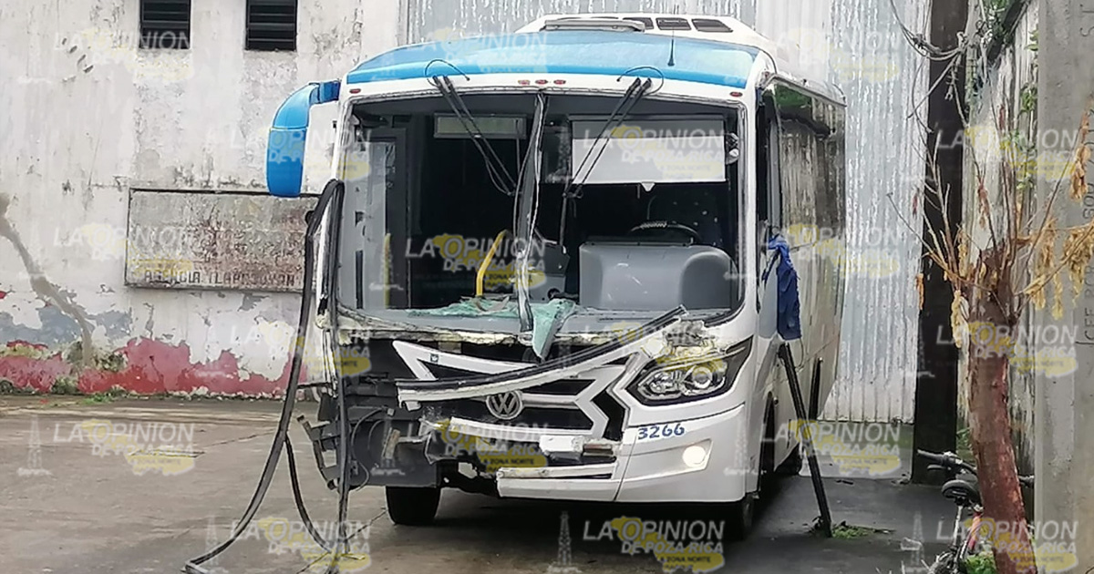 Choque de camión contra micro deja cuantiosos daños materiales