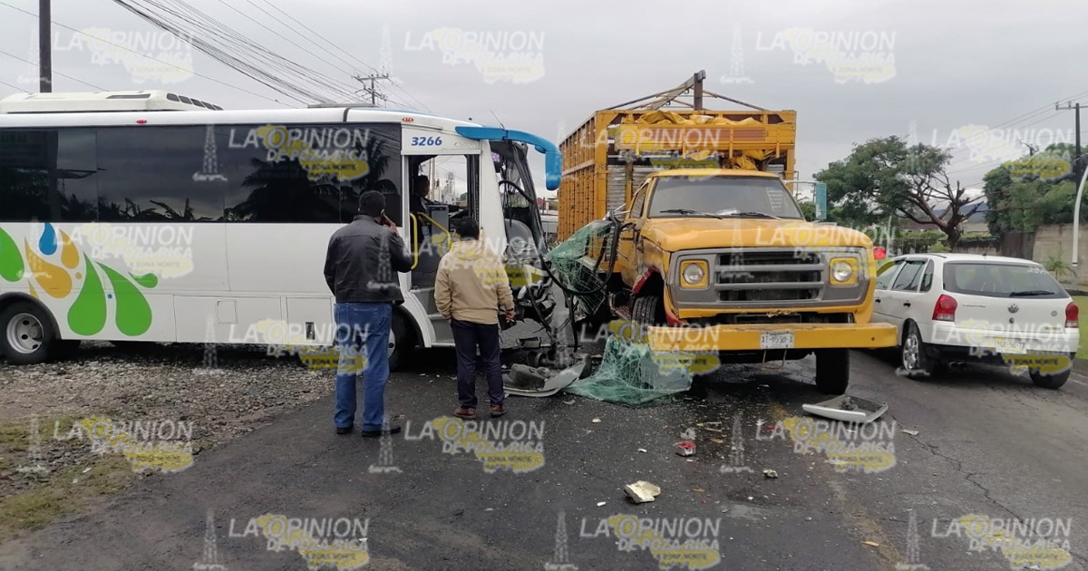 Choque de camión contra micro deja cuantiosos daños materiales
