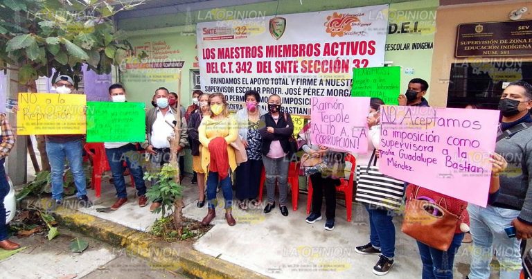 Maestros se manifiestan y repudian a supervisora escolar