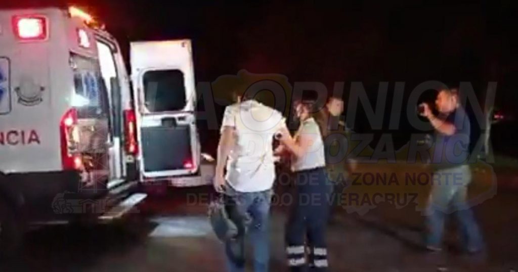 Motociclistas derrapan y resultan lesionados