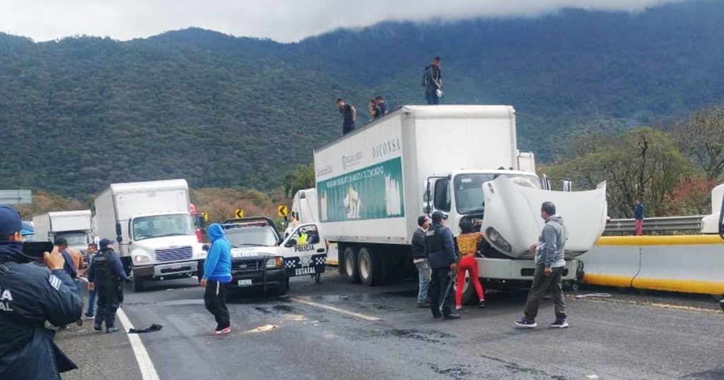 Se accidenta tráiler con 38 migrantes en Veracruz