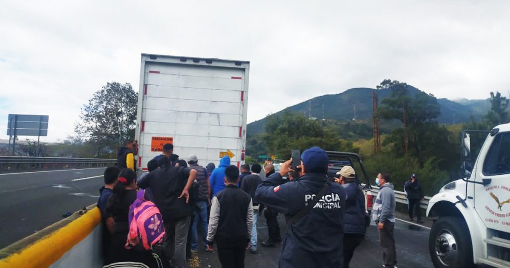 Se accidenta tráiler con 38 migrantes en Veracruz