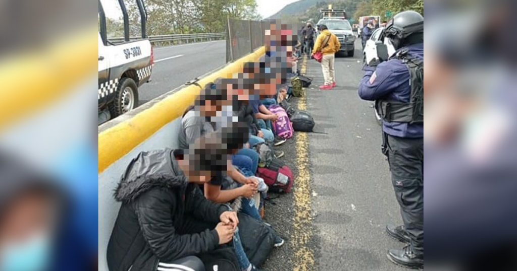 Se accidenta tráiler con 38 migrantes en Veracruz