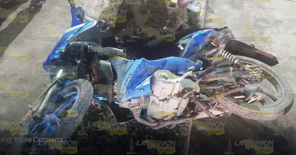 ¡Motociclista grave al chocar contra camión!