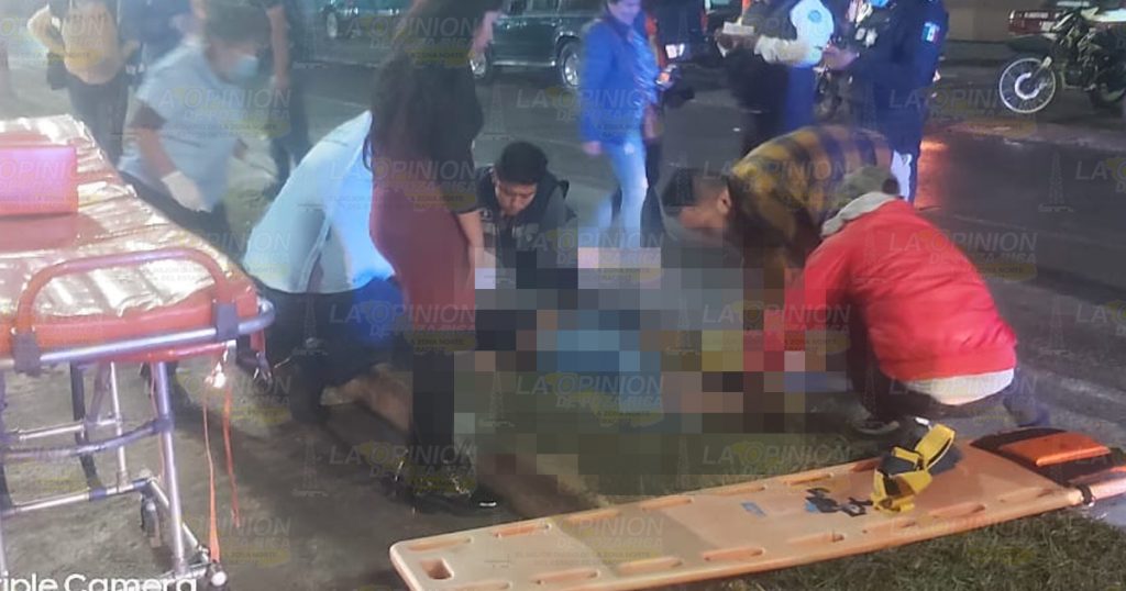 ¡Motociclista grave al chocar contra camión!