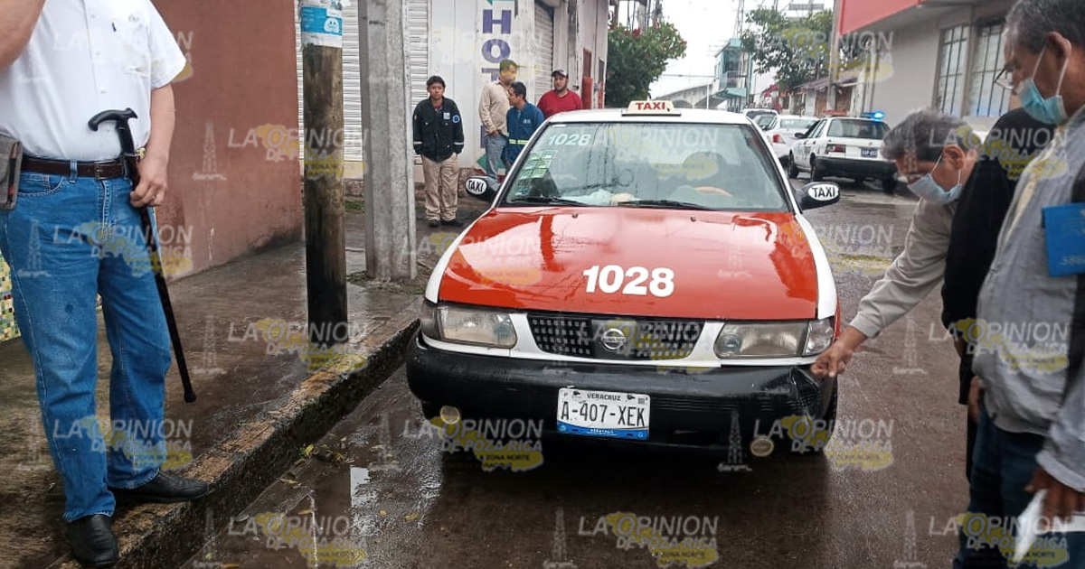 No se detiene y provoca choque