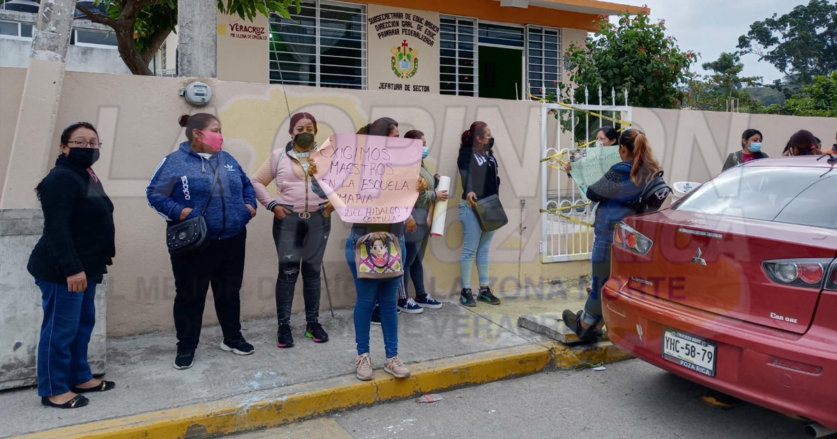 Padres de familia toman las instalaciones del sector 22