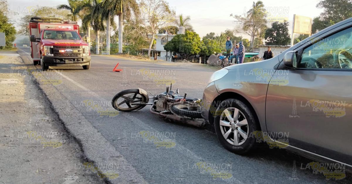 Pareja lesionada en choque carretero