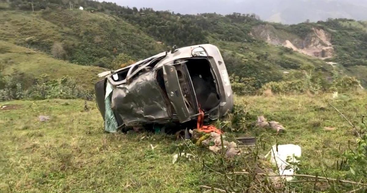 Pareja vuelca en barranco con dirección a Cruz Celestial Pareja vuelca en barranco con dirección a Cruz Celestial