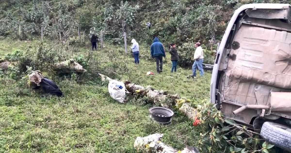 Pareja vuelca en barranco con dirección a Cruz Celestial Pareja vuelca en barranco con dirección a Cruz Celestial 2