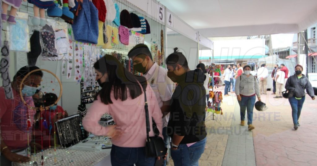 Pese al frío, continúa la Expoventa en el parque Reforma