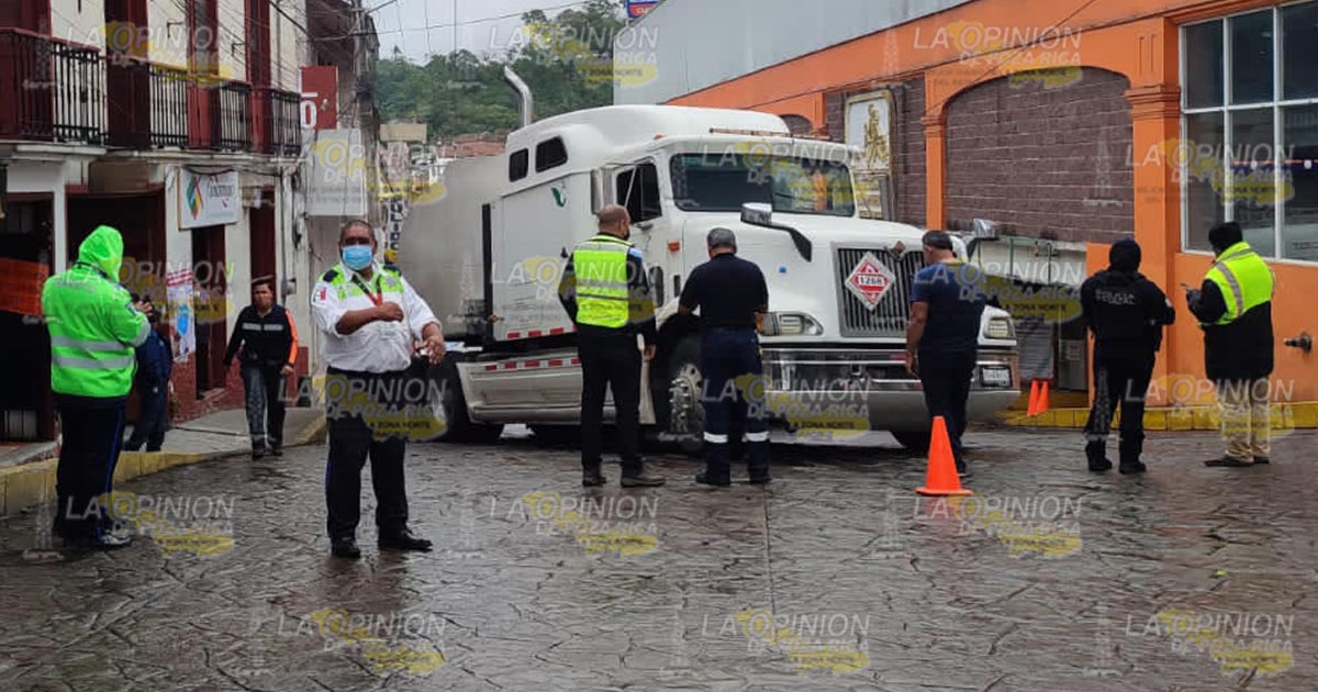 Pipa con chapopote queda varada en Papantla