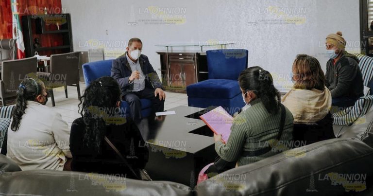 Puertas abiertas y funcionarios a recorridos