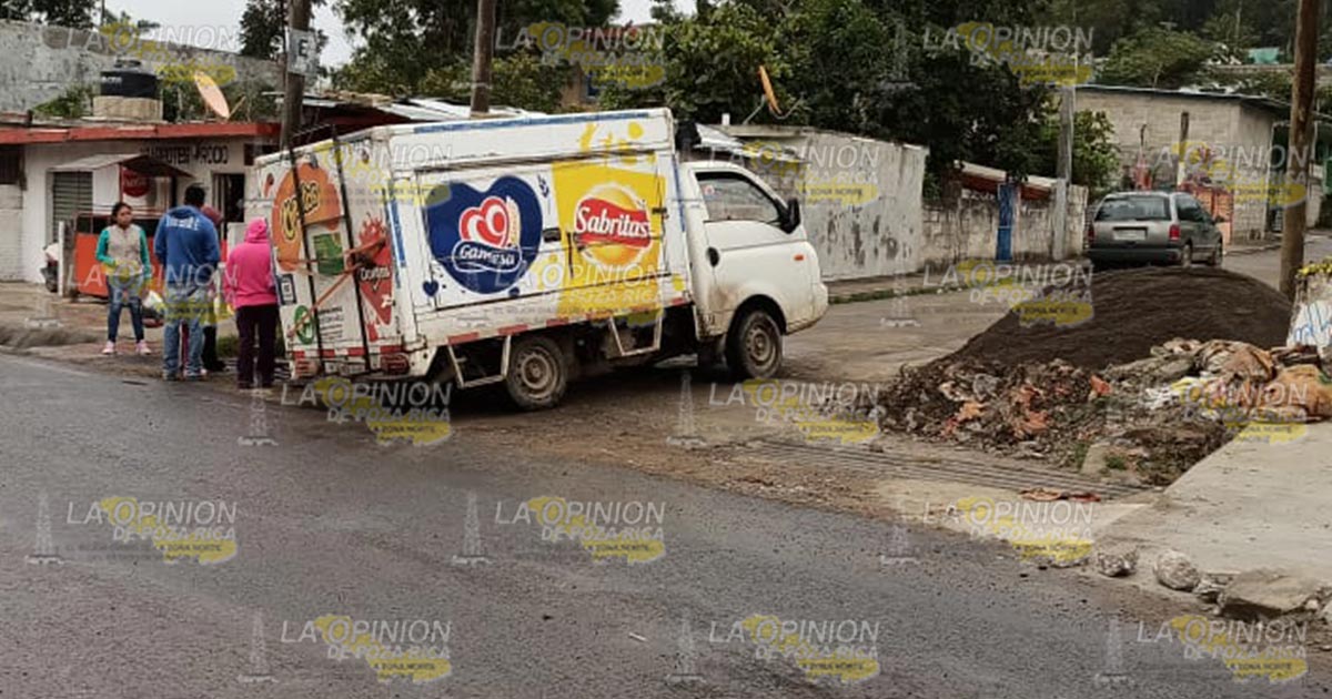 Reparan una rejilla y provocan accidente de una camioneta en Cazones 2