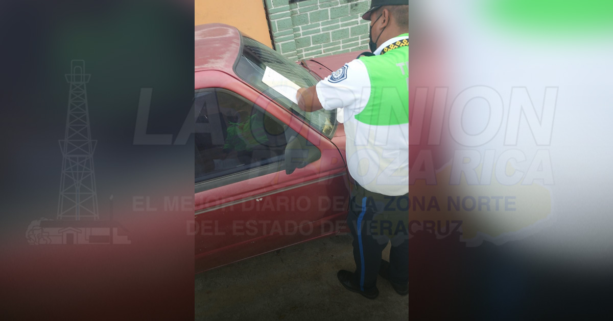 Tránsito pide a dueños de vehículos maceta los retiren de la vía pública