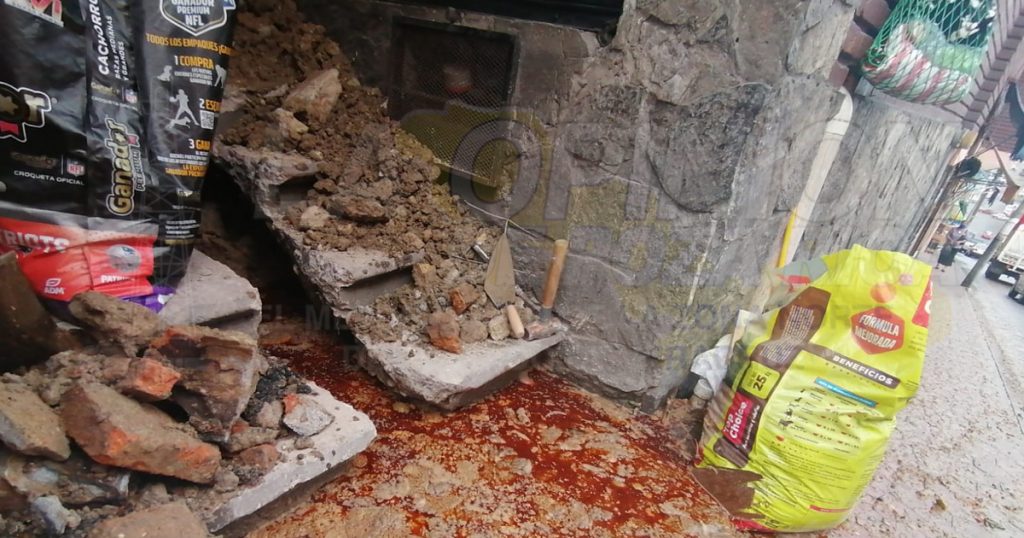 Se azolva drenaje en el mercado Miguel Hidalgo