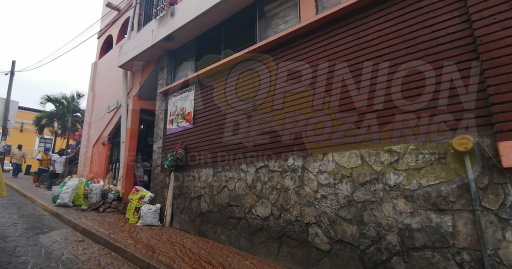 Se azolva drenaje en el mercado Miguel Hidalgo