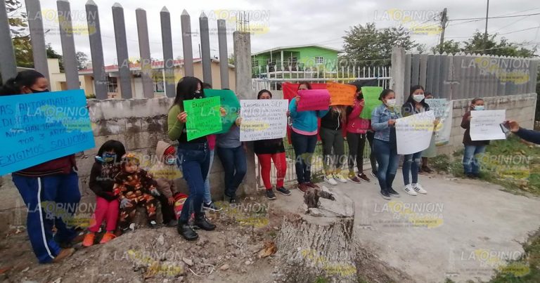 Se manifiestan en Papantla por falta de maestros