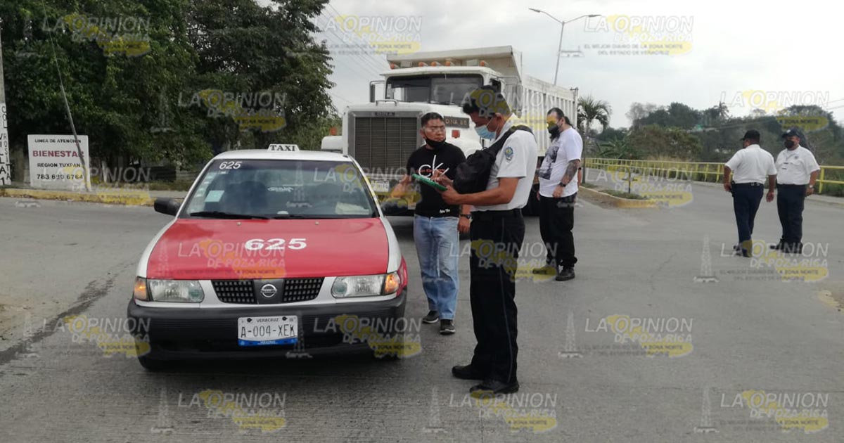 Taxista inicia marcha y choca en Tuxpan