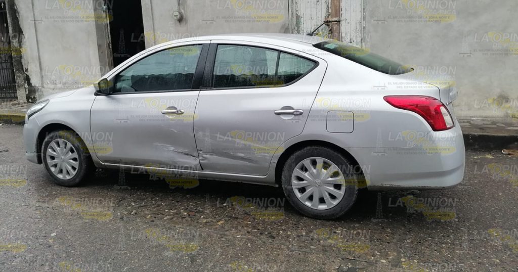 Taxista no hizo alto y choca en Papantla