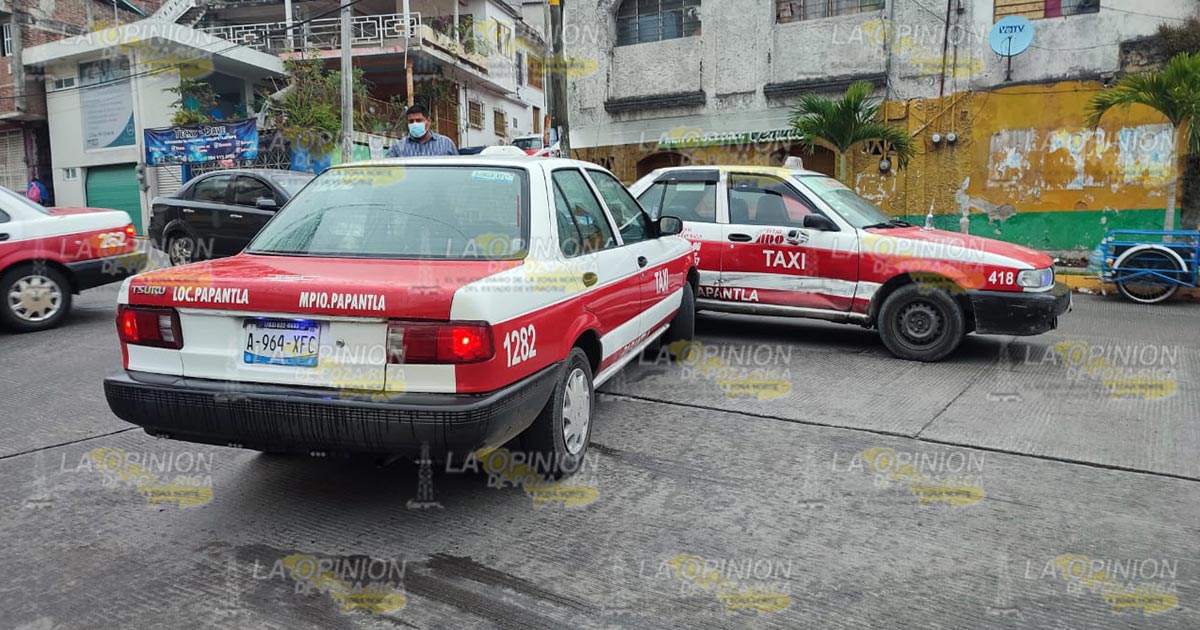 Taxistas chocan en crucero de Papantla