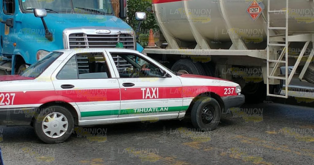 Tráiler se lleva un vehículo de alquiler