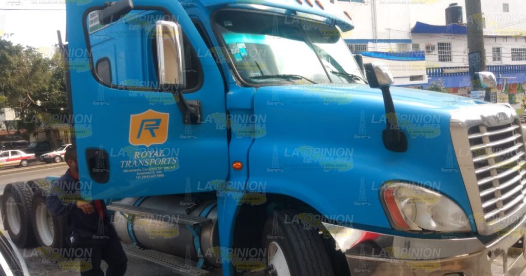 Tráiler se lleva un vehículo de alquiler