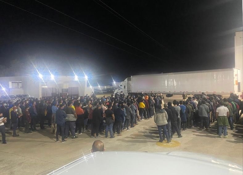 Descubren a 359 migrantes en un tráiler en Veracruz